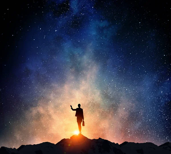 İşkadını yıldızlı gökyüzü karşı