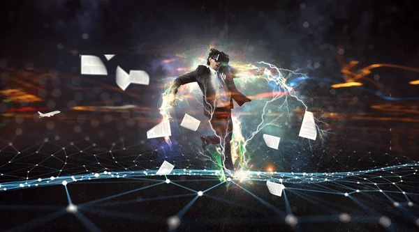 Sanal gerçeklik yaşıyor. Karışık teknik