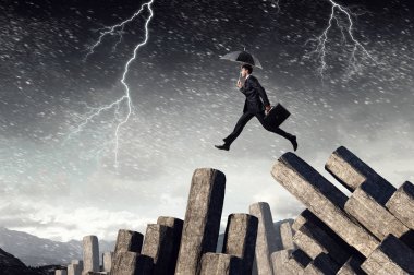 Şemsiye ile zarif bankacı. Karışık teknik