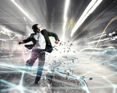 Sanal kask içinde adam