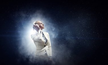 Beyaz kulaklık giyen kadın. Karışık teknik