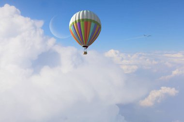 Bulutların üzerinde uçan aerostat