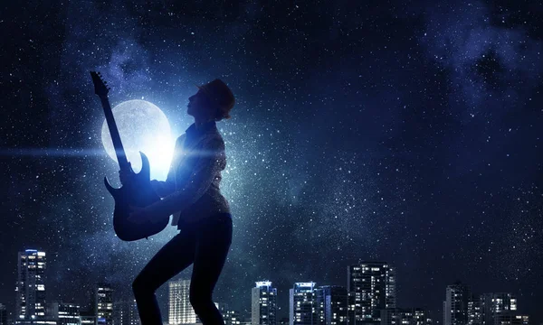 Rock gitar kızla. Karışık teknik