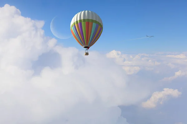 Αερόστατο που πετά πάνω από τα σύννεφα — Φωτογραφία Αρχείου