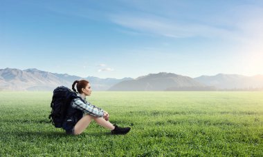 Kız uzun yürüyüşe çıkan kimse dinlenme. Karışık teknik