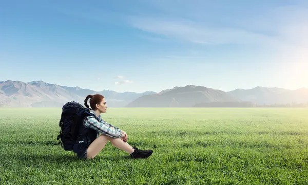 Kız uzun yürüyüşe çıkan kimse dinlenme. Karışık teknik