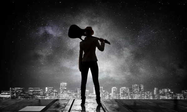 Rock gitar kızla. Karışık teknik