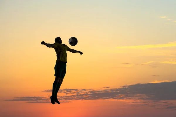 Jogador de futebol com bola ao ar livre — Fotografia de Stock