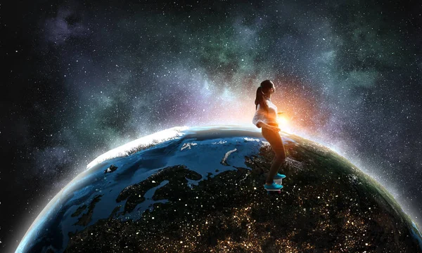 Genç kız kaykay binmek. Karışık teknik