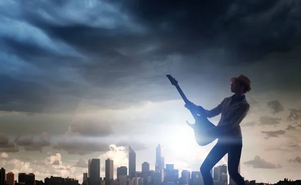 Chica de rock con guitarra. Medios mixtos — Foto de Stock