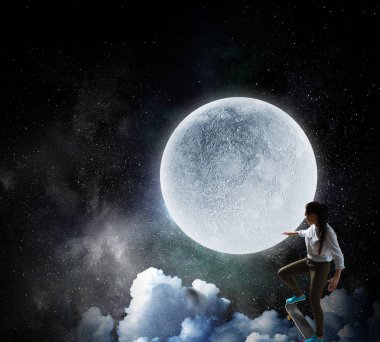 Genç kız kaykay binmek. Karışık teknik