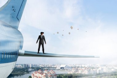 Sanal gerçeklik yaşıyor. Karışık teknik