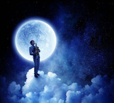 Romantik saksofoncu melodi oynarken. Karışık teknik