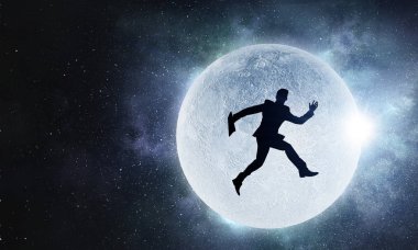 Gece gökyüzünde bir iş adamı. Karışık teknik