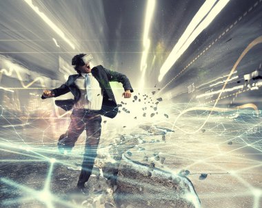 Sanal gerçeklik yaşıyor. Karışık teknik