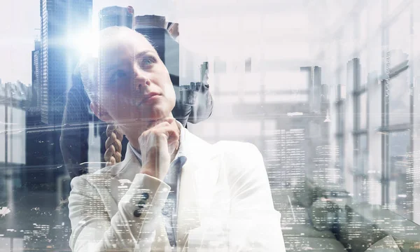 dalgın iş kadını