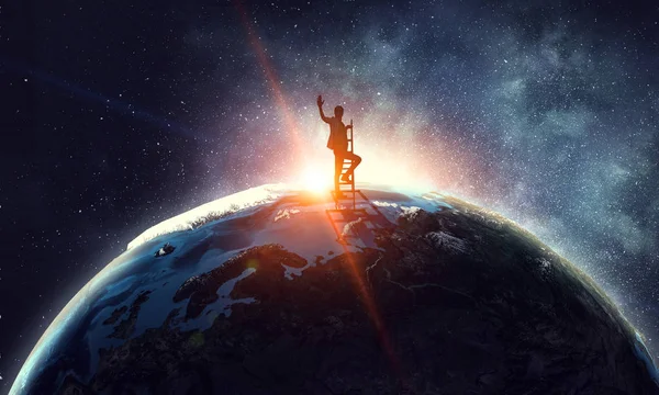 Genç kadın ulaşan ay