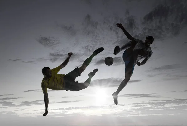 Silhouettes de deux joueurs de football — Photo