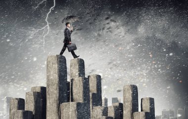 Şemsiye ile zarif bankacı. Karışık teknik