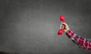 Alıcı elinde telefon. Karışık teknik