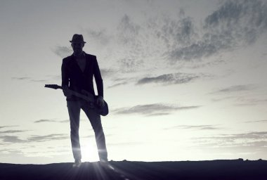 Gitar rock adam. Karışık teknik