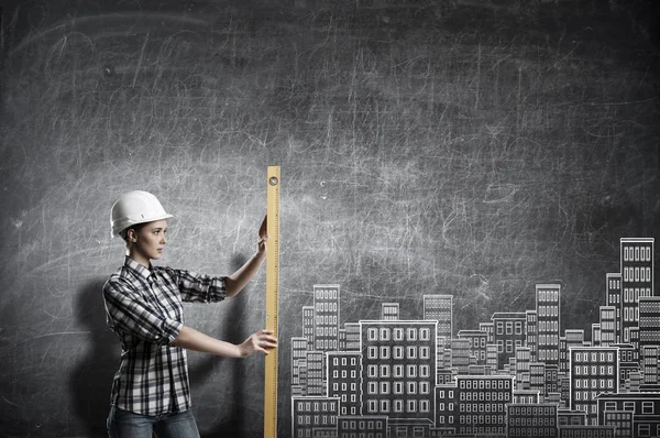 Mujer constructora tomando medidas. Medios mixtos — Foto de Stock