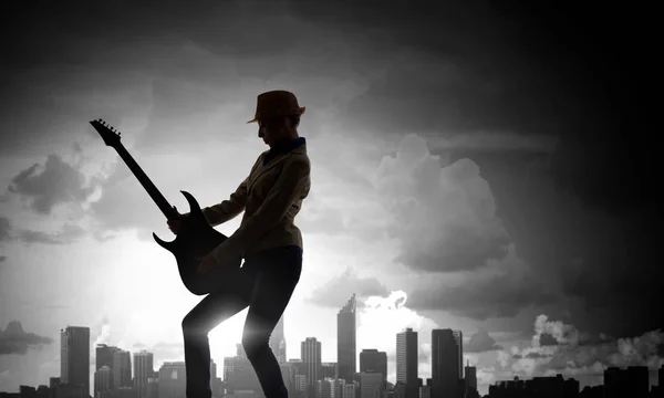 Chica de rock con guitarra. Medios mixtos — Foto de Stock