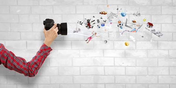 Al hacer la foto está haciendo dinero —  Fotos de Stock