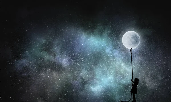 Ung flicka fånga månen — Stockfoto