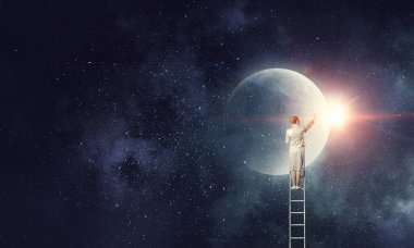 İşkadını aya ulaşan merdiven üzerinde