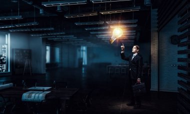 Onun fikirleri çok parlak vardır. Karışık teknik