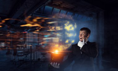 Sihirli gösteren iş adamı. Karışık teknik
