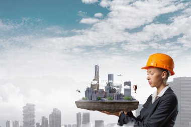 Kadın sunan inşaat projesi. Karışık teknik