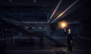 Onun fikirleri çok parlak vardır. Karışık teknik