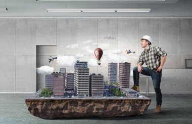 Genç bir mühendis adam. Karışık teknik