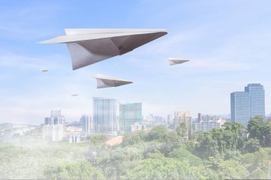 Mavi gökyüzü kağıt uçak