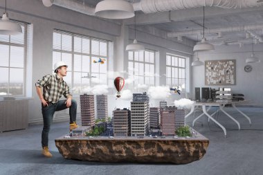 Genç bir mühendis adam. Karışık teknik