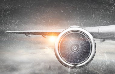 Uçağın gökyüzünde kapatın. Karışık teknik