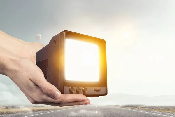 Παλιά τηλεόραση στο χέρι. Μικτή τεχνική — Φωτογραφία Αρχείου