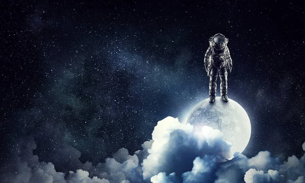 Astronautenforscher am Himmel. Gemischte Medien — Stockfoto