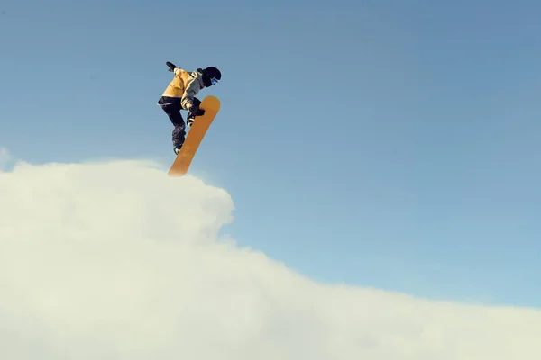Snowboardista tvorby skok — Stock fotografie