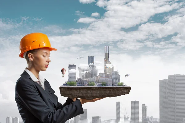 Kadın sunan inşaat projesi. Karışık teknik