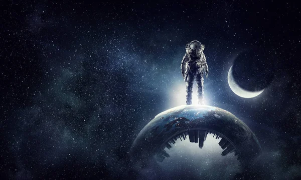 Astronautenforscher am Himmel. Gemischte Medien — Stockfoto