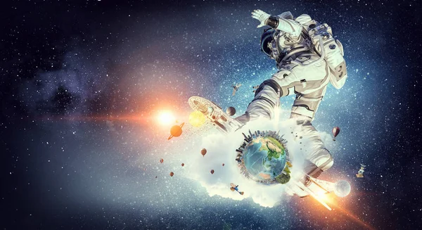 Kosmonaut na létající deska. Kombinovaná technika — Stock fotografie