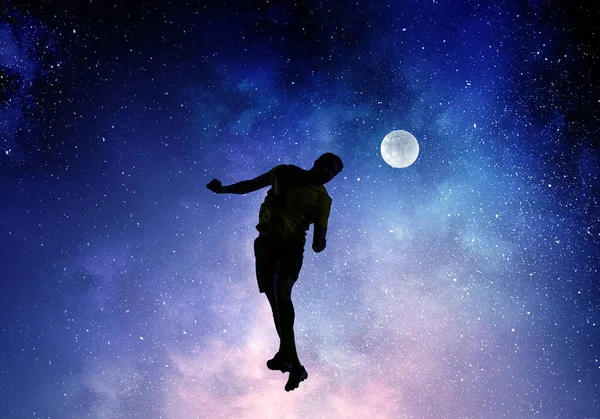 Fotbal jucător cu minge în aer liber — Fotografie, imagine de stoc