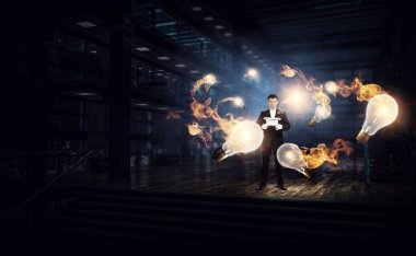 Sihirli gösteren iş adamı. Karışık teknik