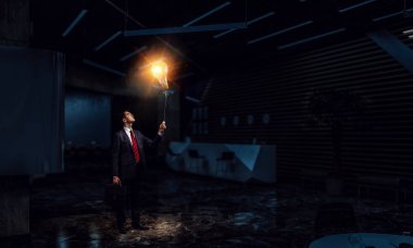Onun fikirleri çok parlak vardır. Karışık teknik