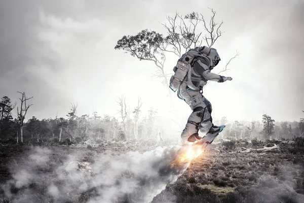 Yönetim Kurulu uçan üzerinde uzay adamı. Karışık teknik