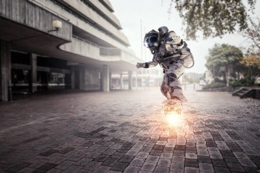 Yönetim Kurulu uçan üzerinde uzay adamı. Karışık teknik