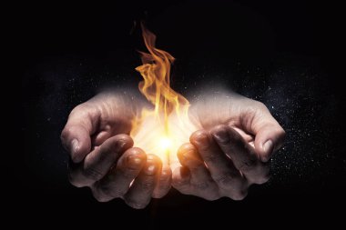 Onun ellerinde yanan ateşi